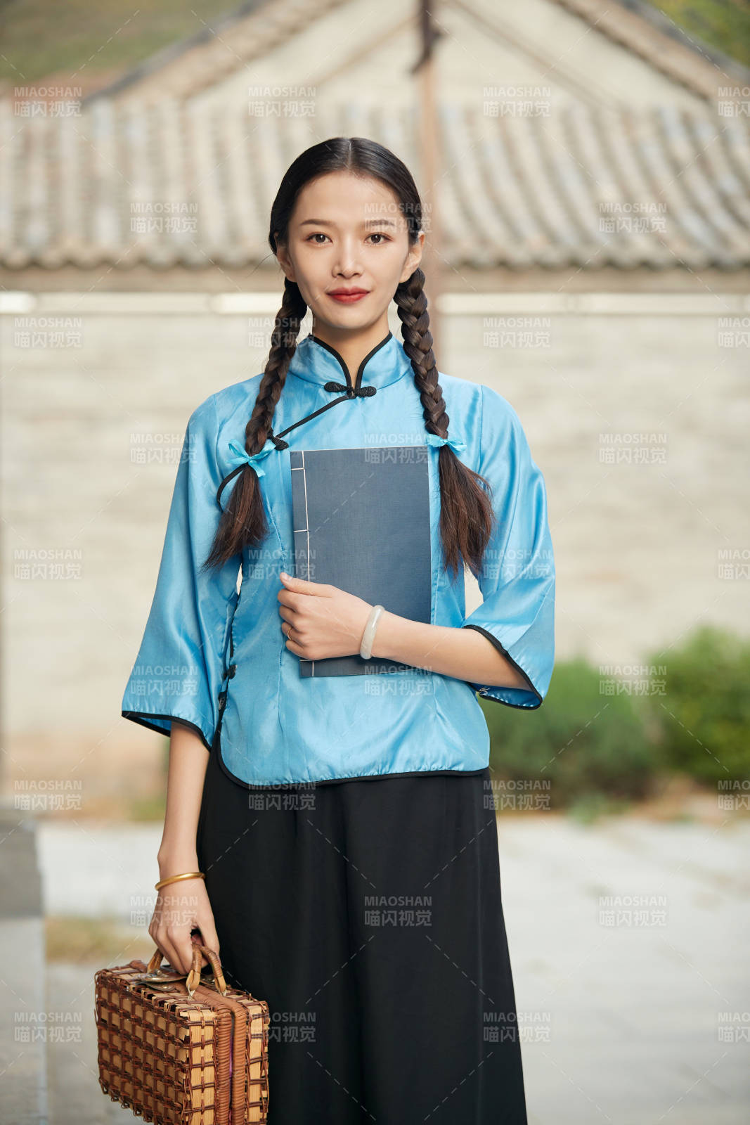 在古城身穿民國(guó)學(xué)生服飾的女大學(xué)生
