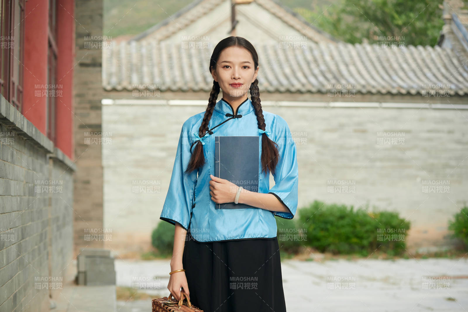 在古城身穿民國(guó)學(xué)生服飾的女大學(xué)生