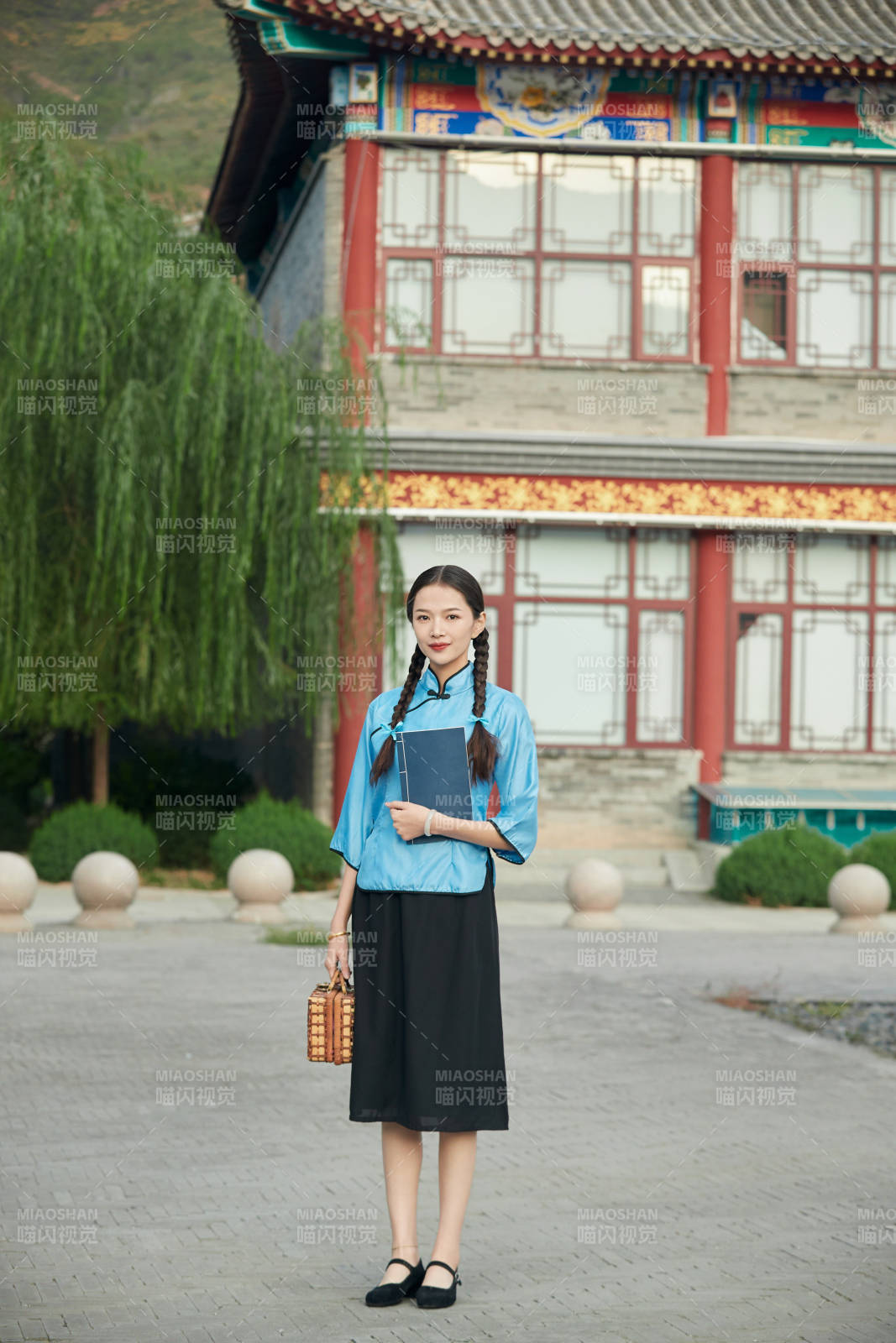 在古城身穿民國學生服飾的女大學生