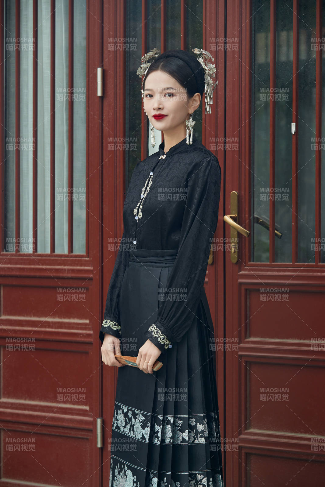 穿著中國漢族服飾馬面裙的東方女性