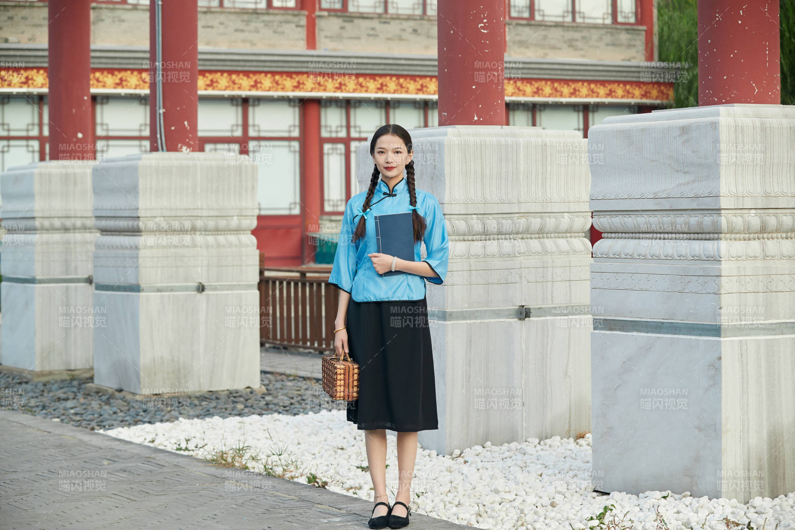 在古城身穿民國學生服飾的女大學生