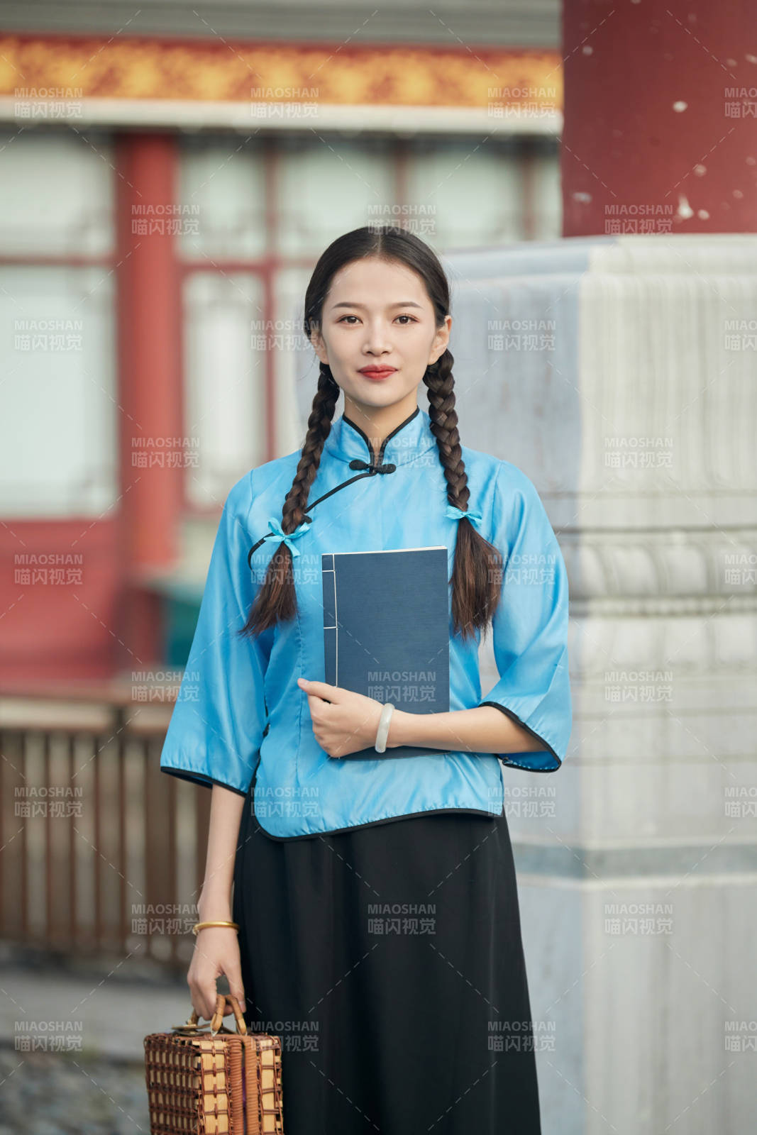 在古城身穿民國學(xué)生服飾的女大學(xué)生