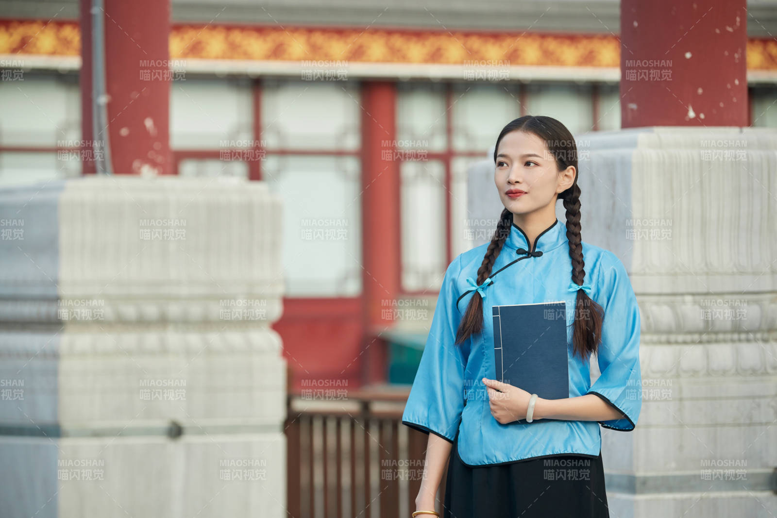 在古城身穿民國學生服飾的女大學生