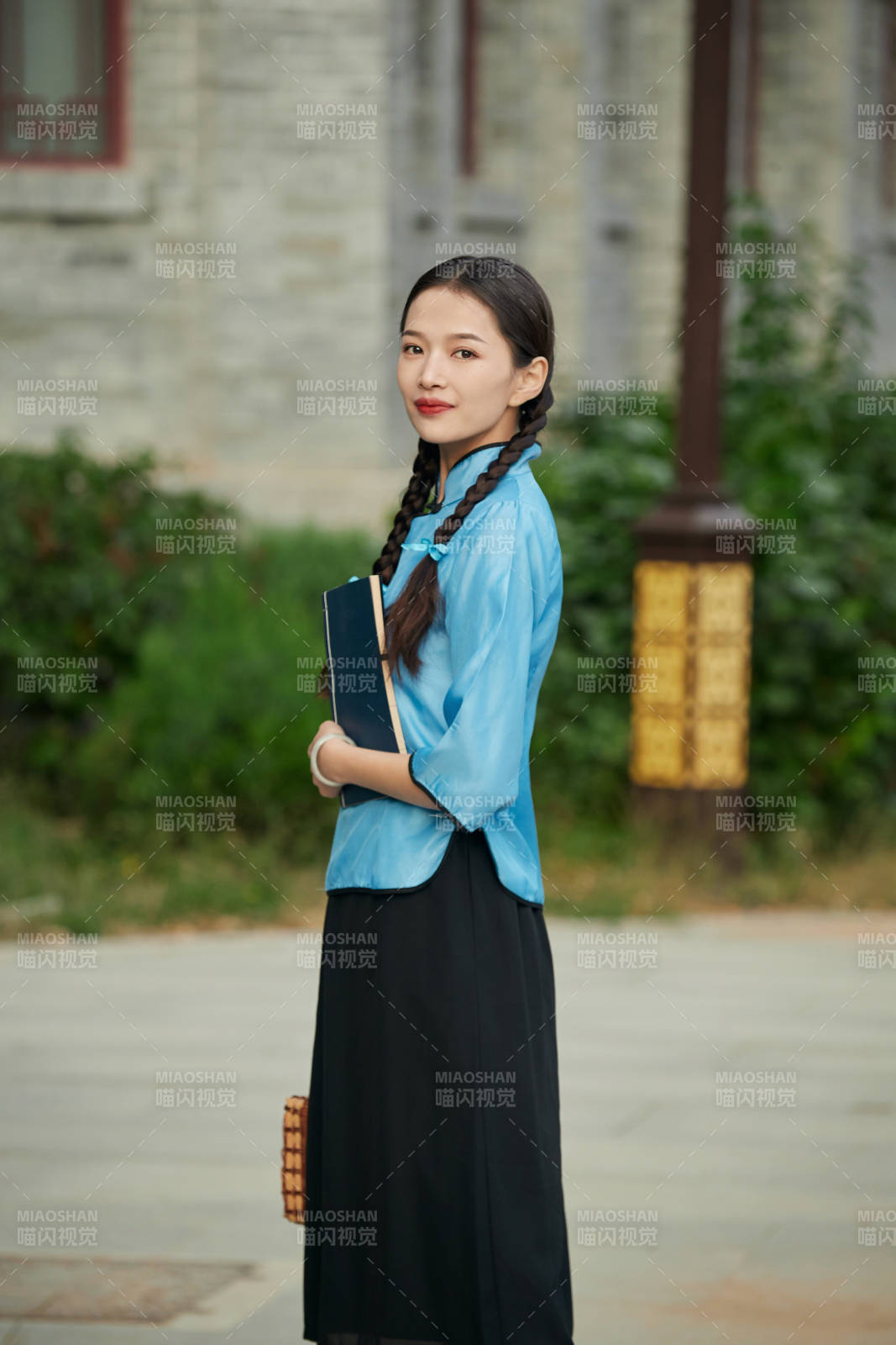 在古城身穿民國學生服飾的女大學生