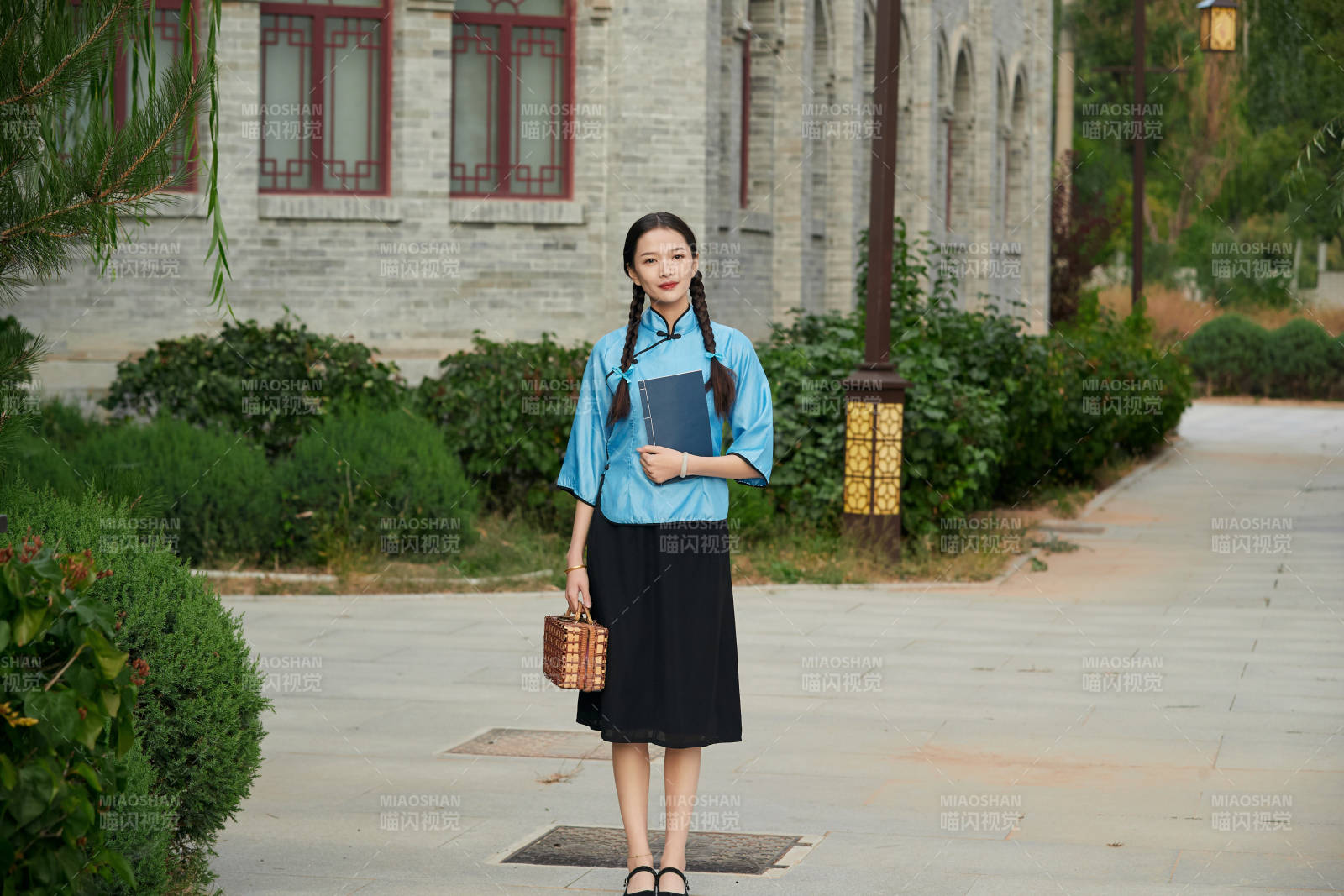 在古城身穿民國學(xué)生服飾的女大學(xué)生