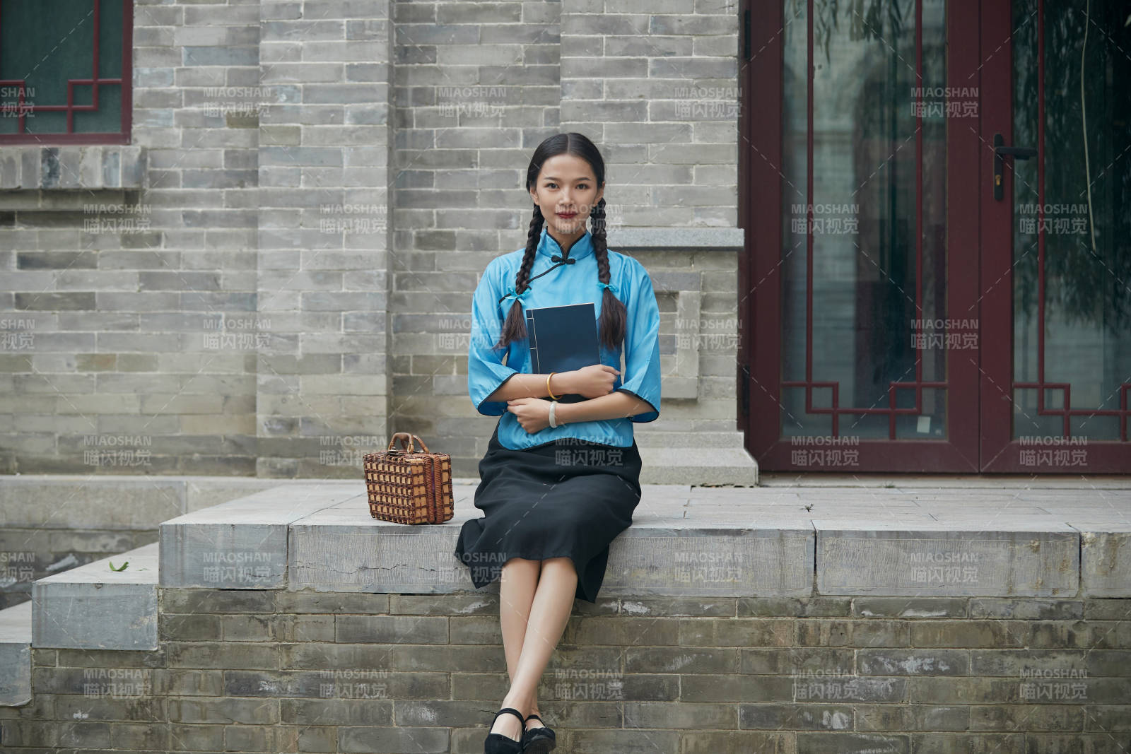 在古城身穿民國學生服飾的女大學生