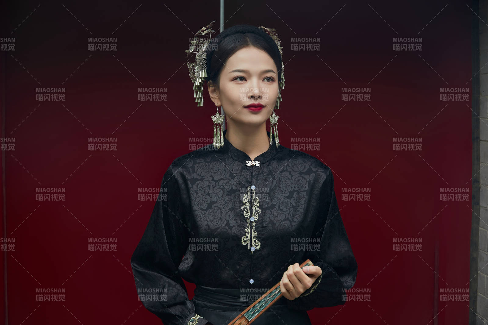 穿著中國漢族服飾馬面裙的東方女性