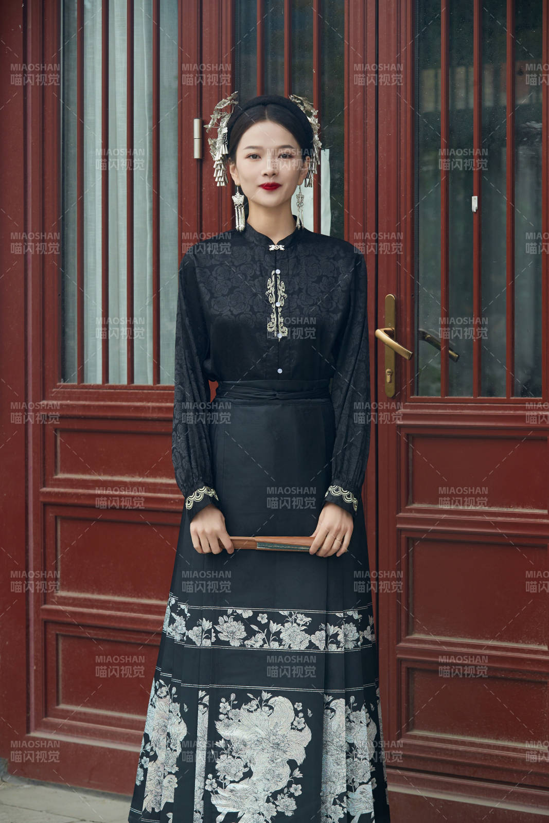 穿著中國漢族服飾馬面裙的東方女性