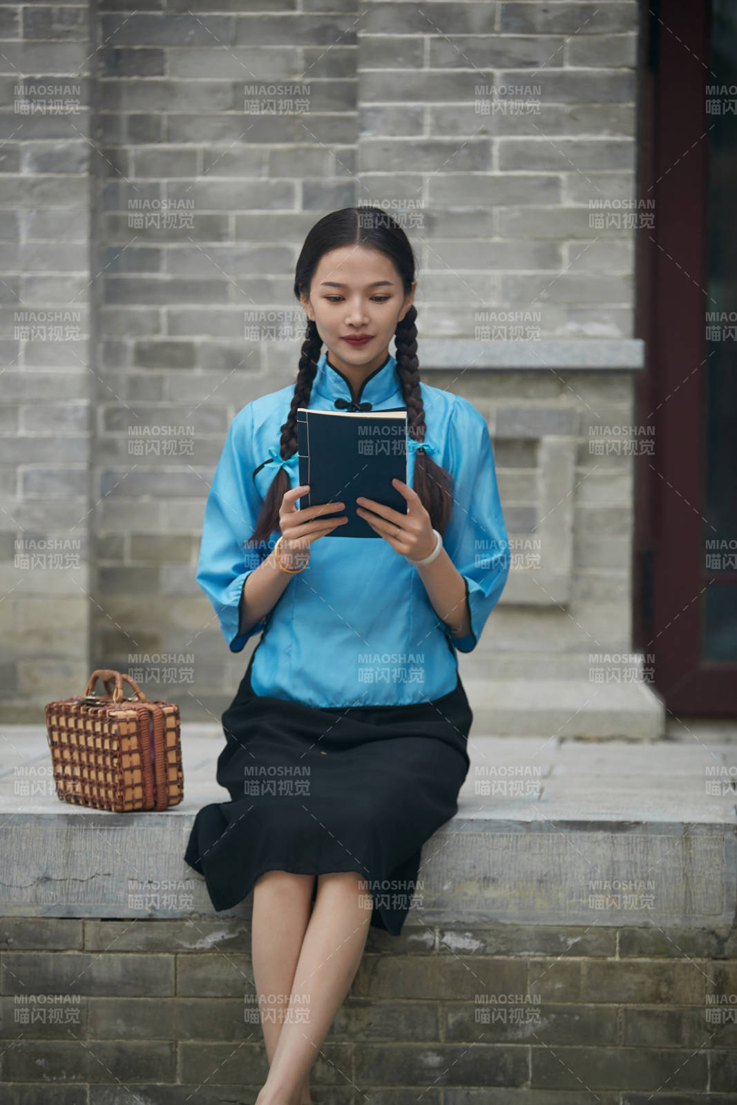 在古城身穿民國學(xué)生服飾的女大學(xué)生