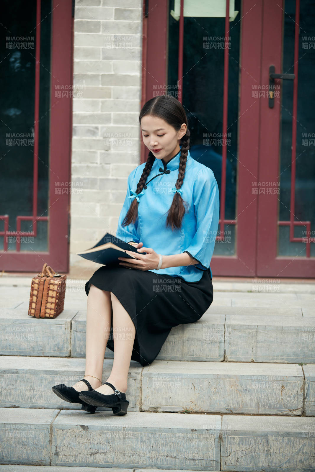 在古城身穿民國學生服飾的女大學生