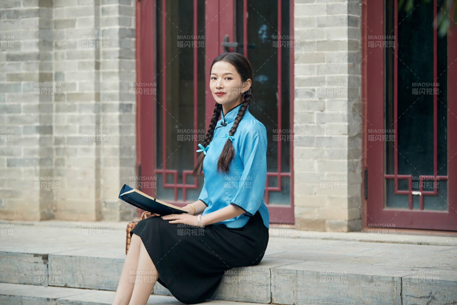 在古城身穿民國學生服飾的女大學生