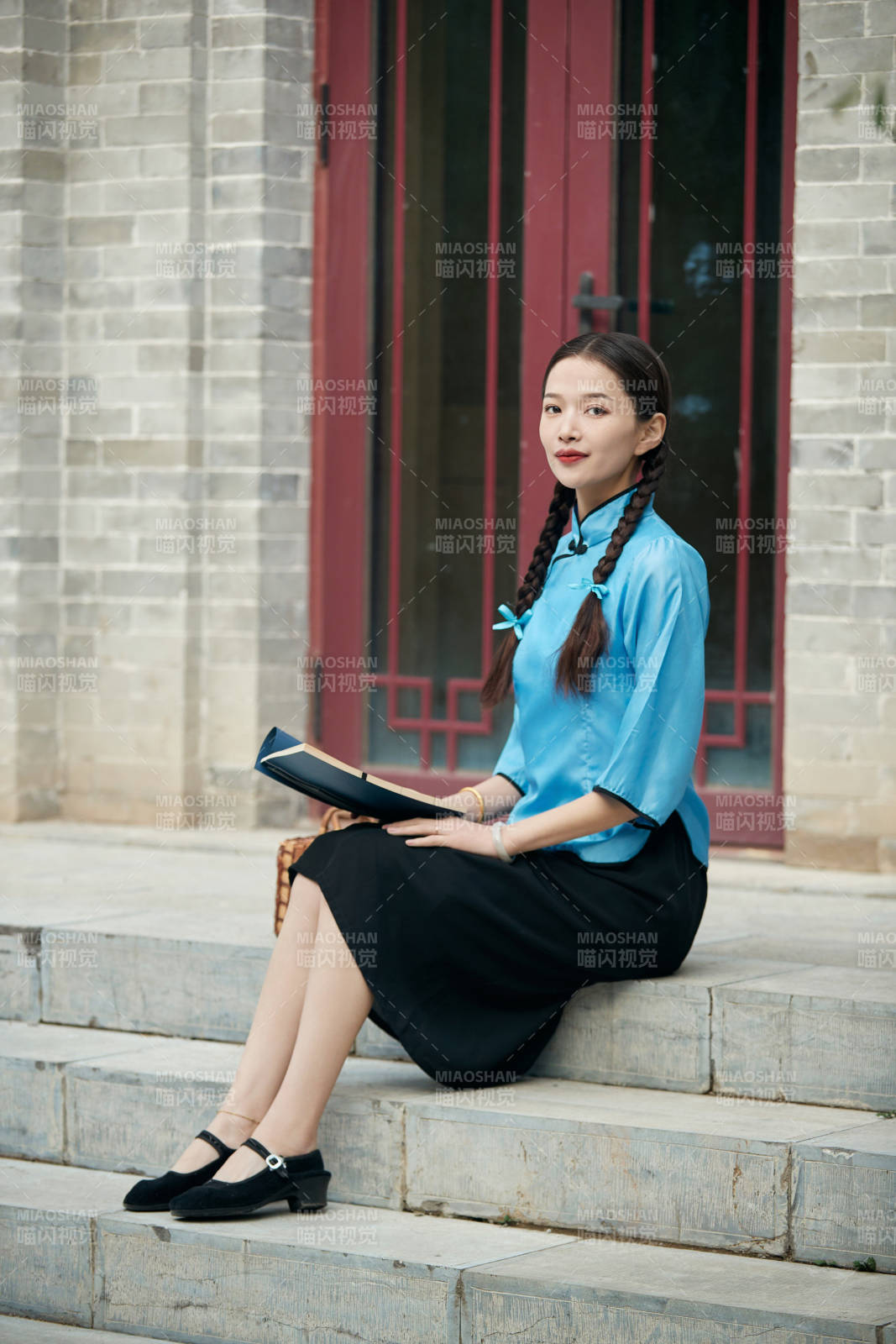 在古城身穿民國(guó)學(xué)生服飾的女大學(xué)生