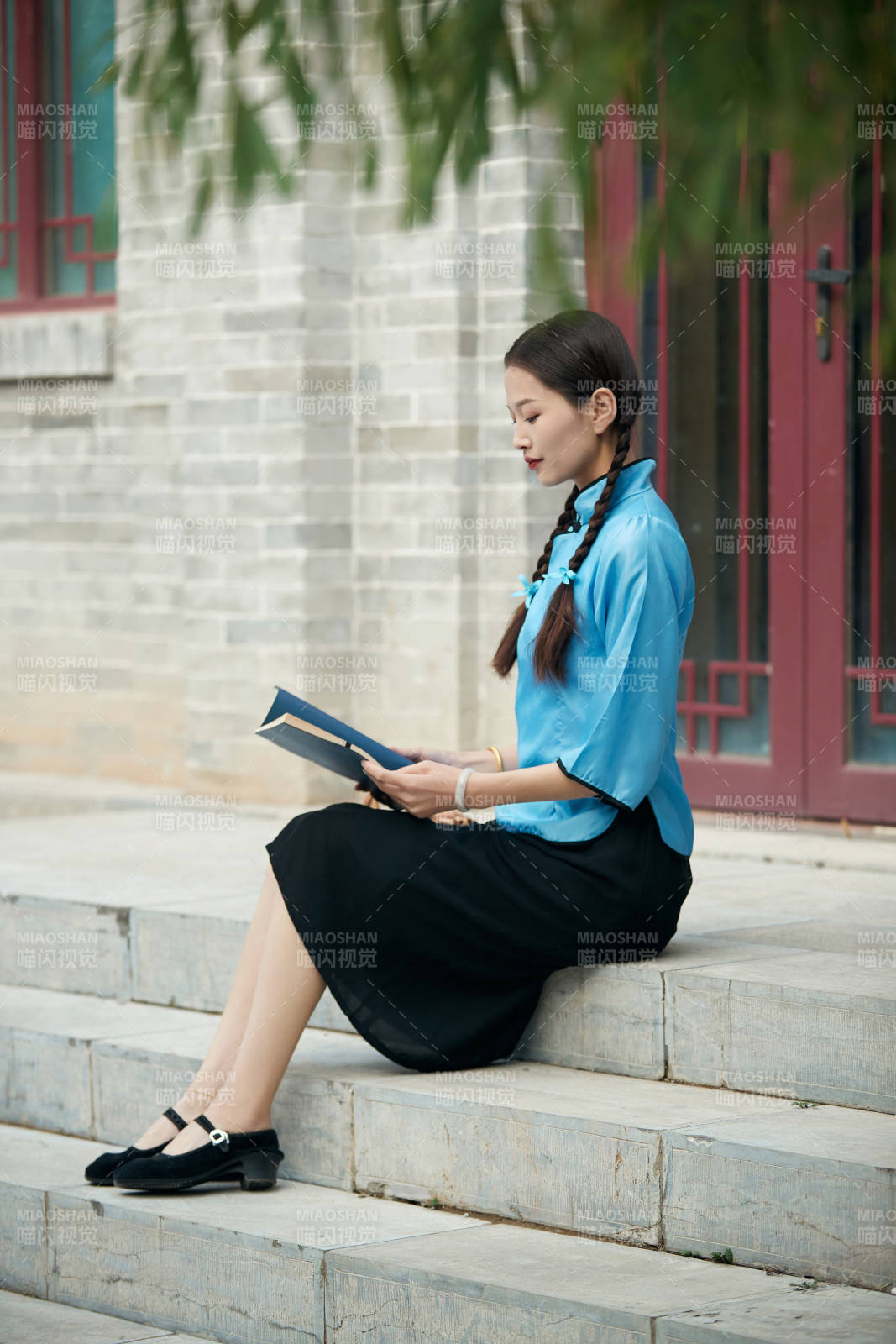 在古城身穿民國學生服飾的女大學生