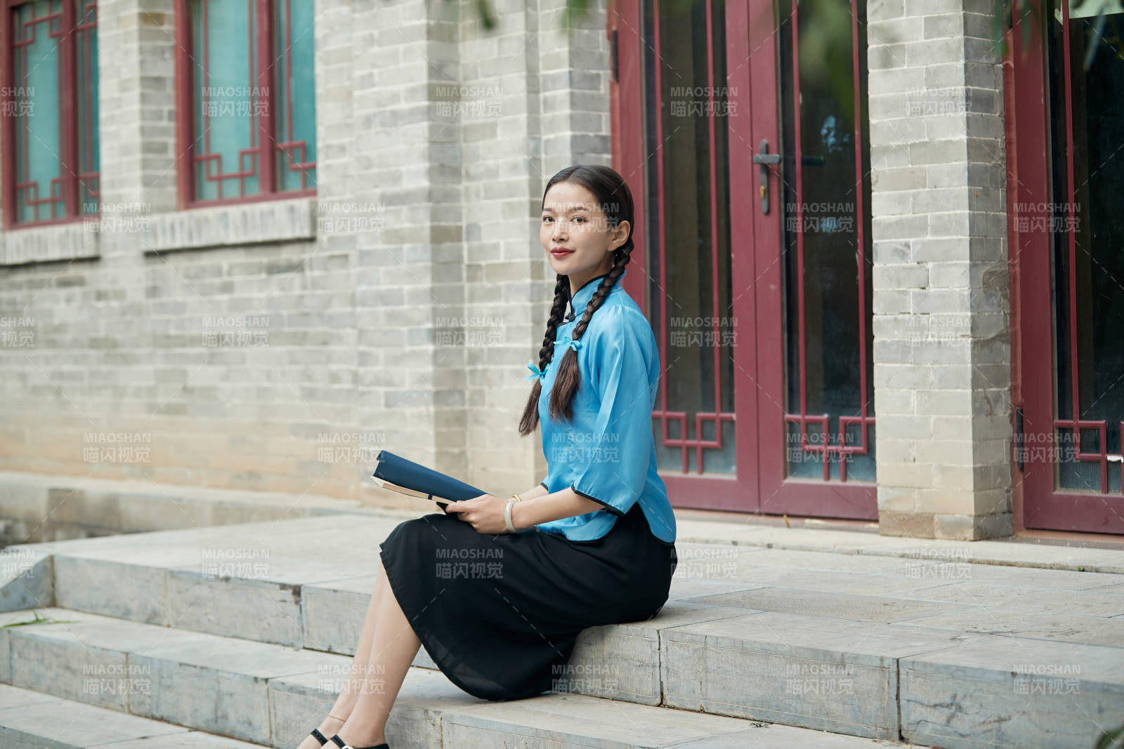 在古城身穿民國學生服飾的女大學生