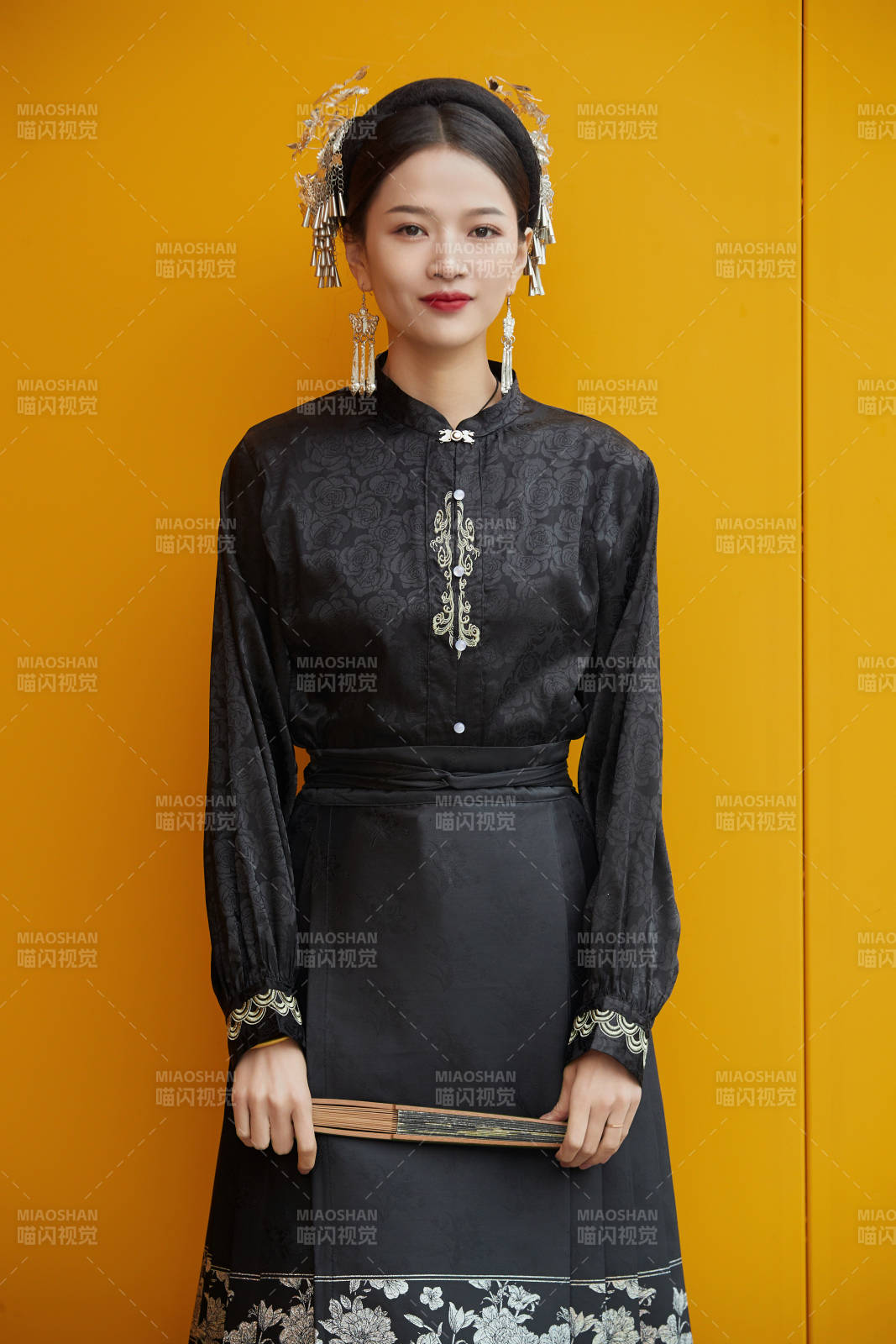 穿著中國漢族服飾馬面裙的東方女性