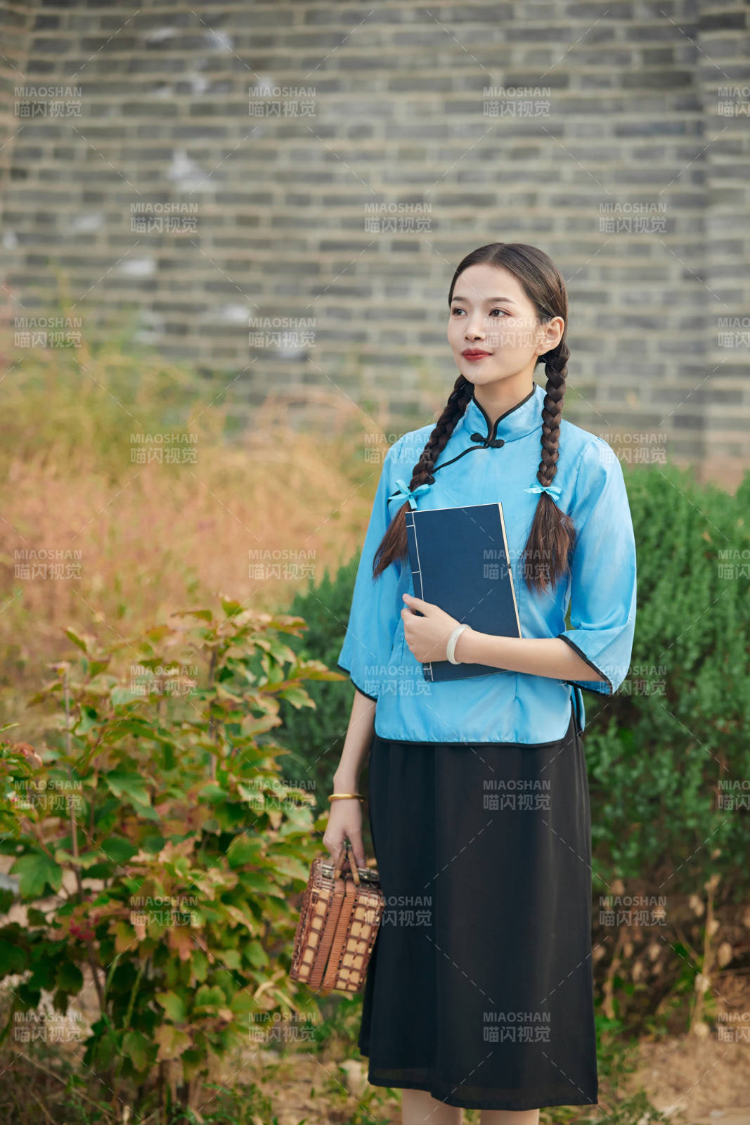 在古城身穿民國學生服飾的女大學生