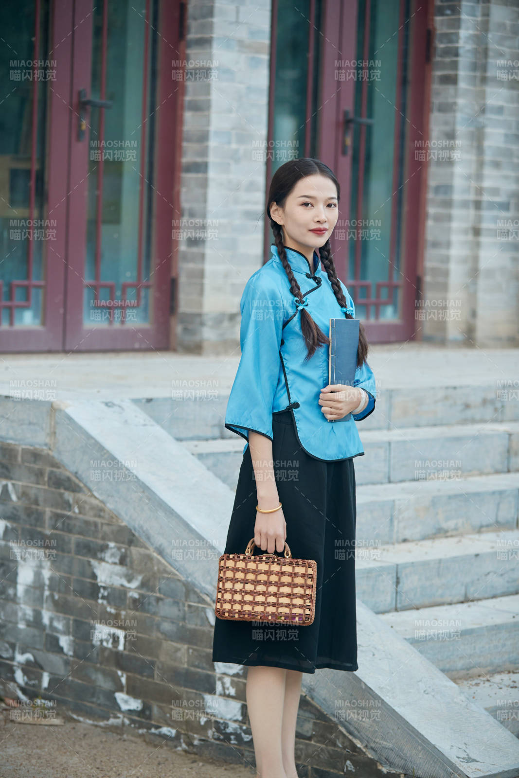 在古城身穿民國學生服飾的女大學生