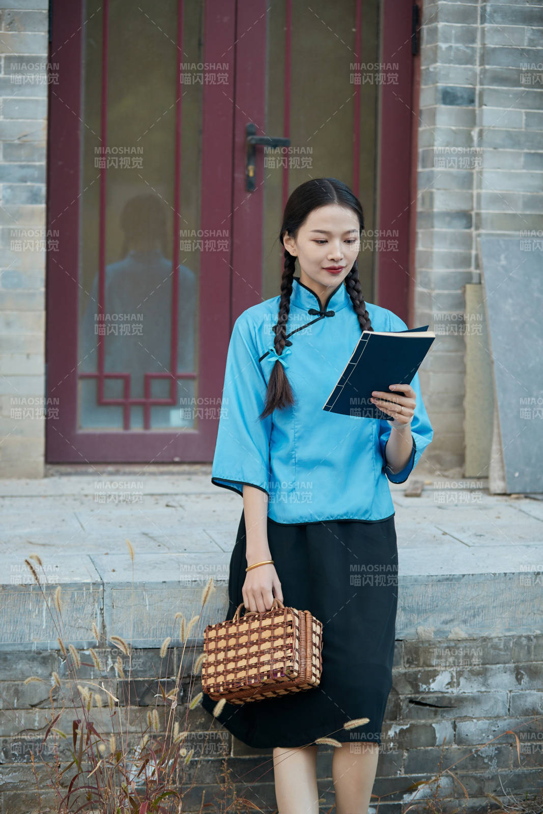 在古城身穿民國學生服飾的女大學生