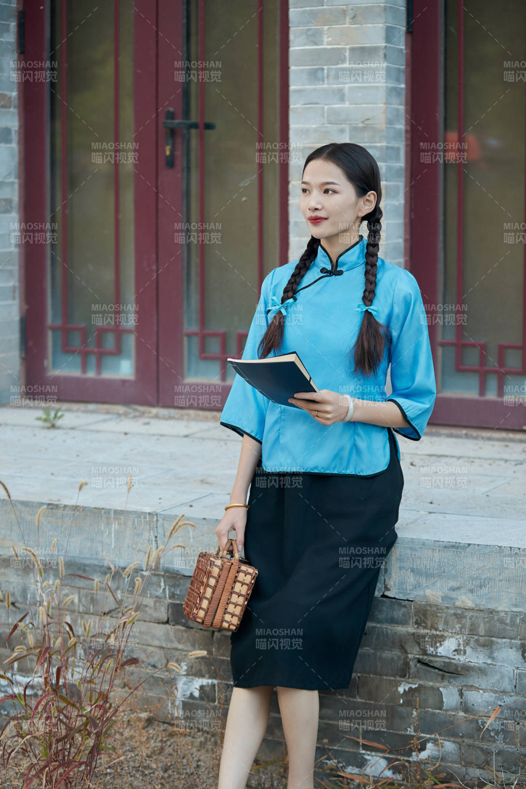 在古城身穿民國學生服飾的女大學生