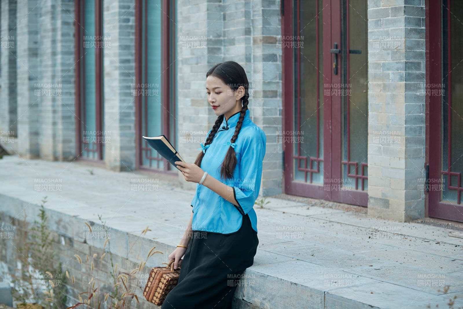 在古城身穿民國學生服飾的女大學生