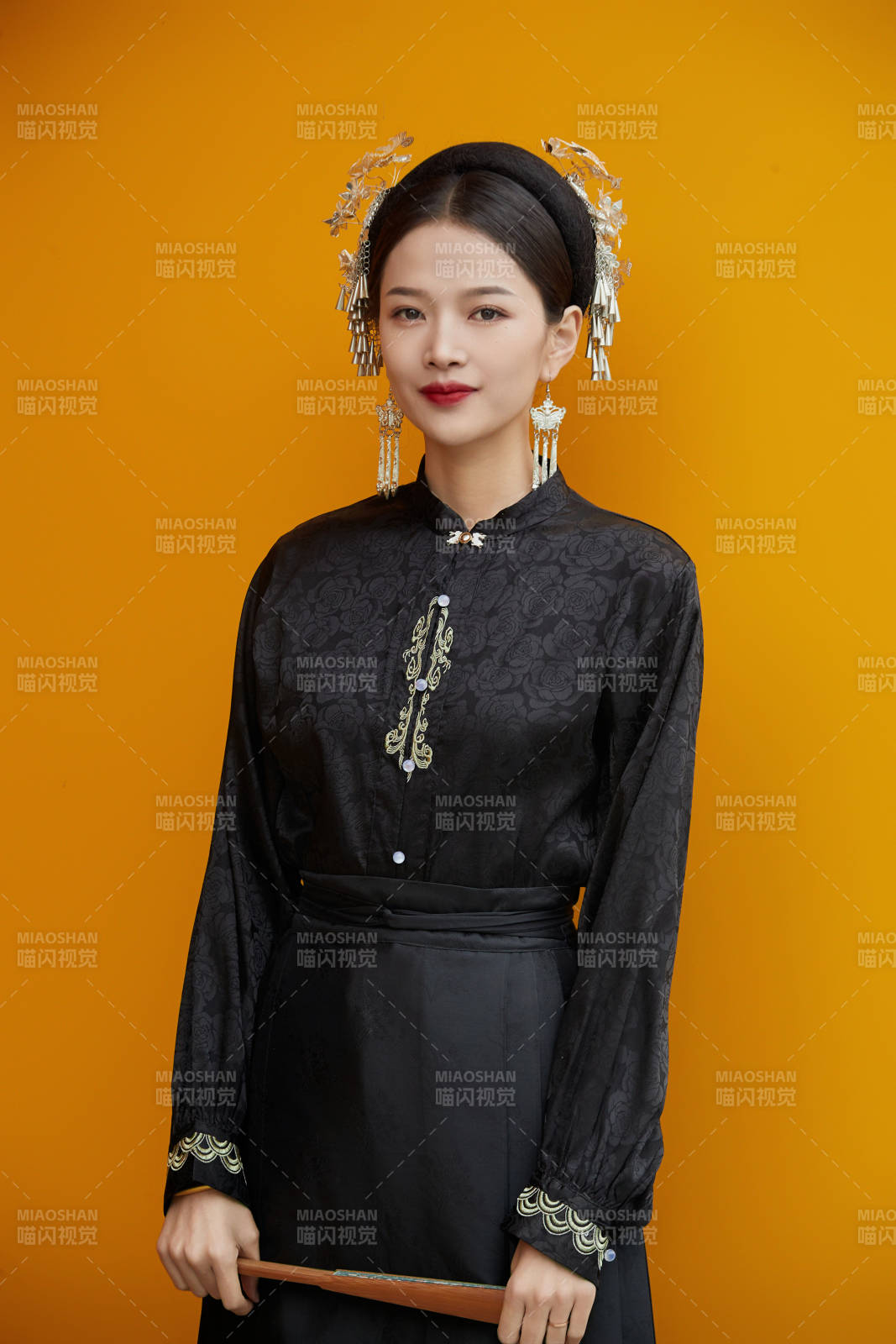 穿著中國漢族服飾馬面裙的東方女性