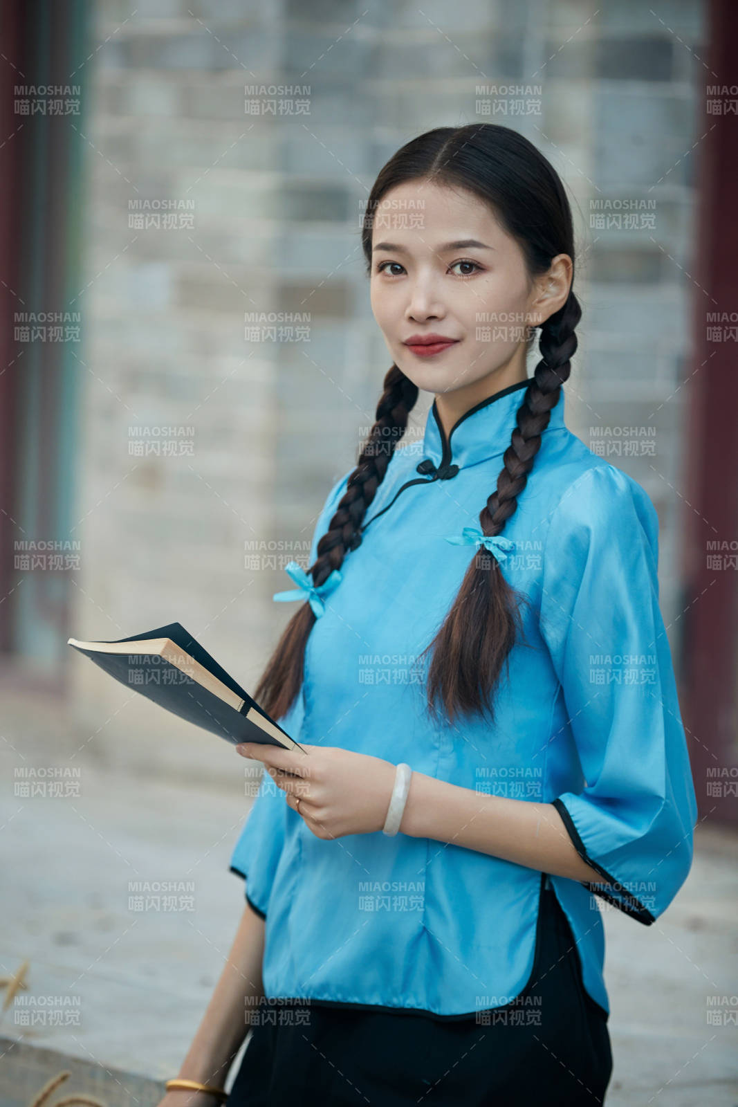在古城身穿民國(guó)學(xué)生服飾的女大學(xué)生