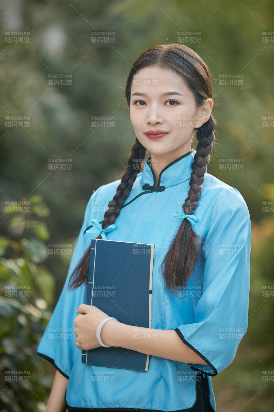 在古城身穿民國學生服飾的女大學生