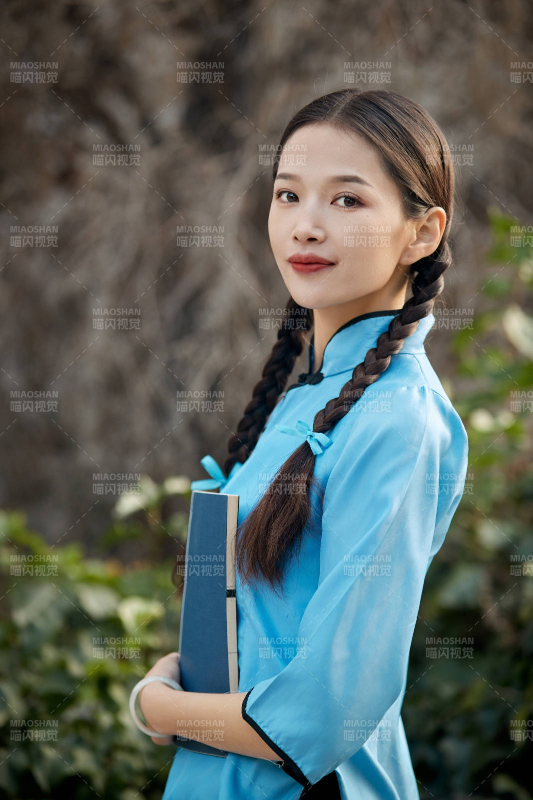 在古城身穿民國學生服飾的女大學生