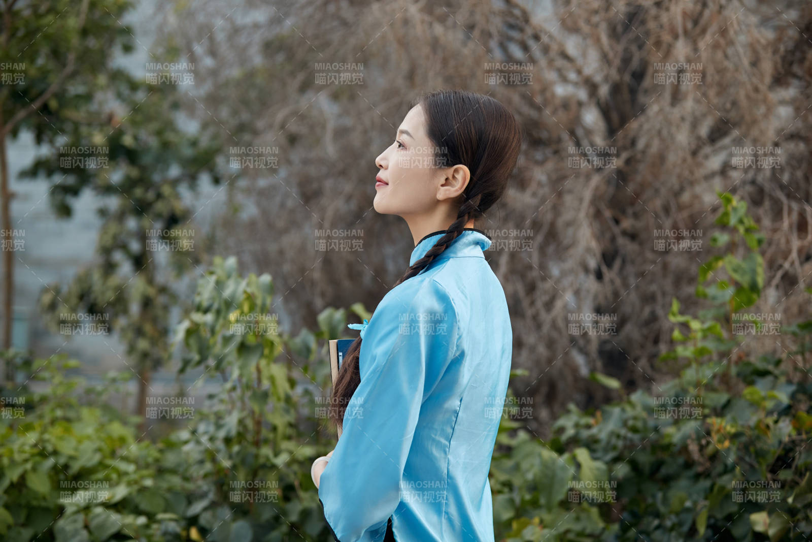 在古城身穿民國學生服飾的女大學生