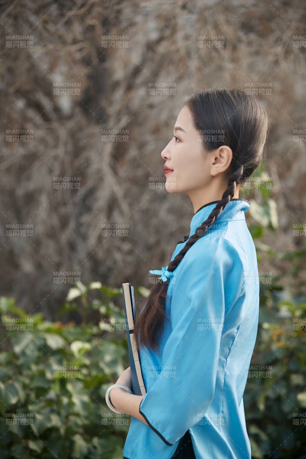 在古城身穿民國學(xué)生服飾的女大學(xué)生