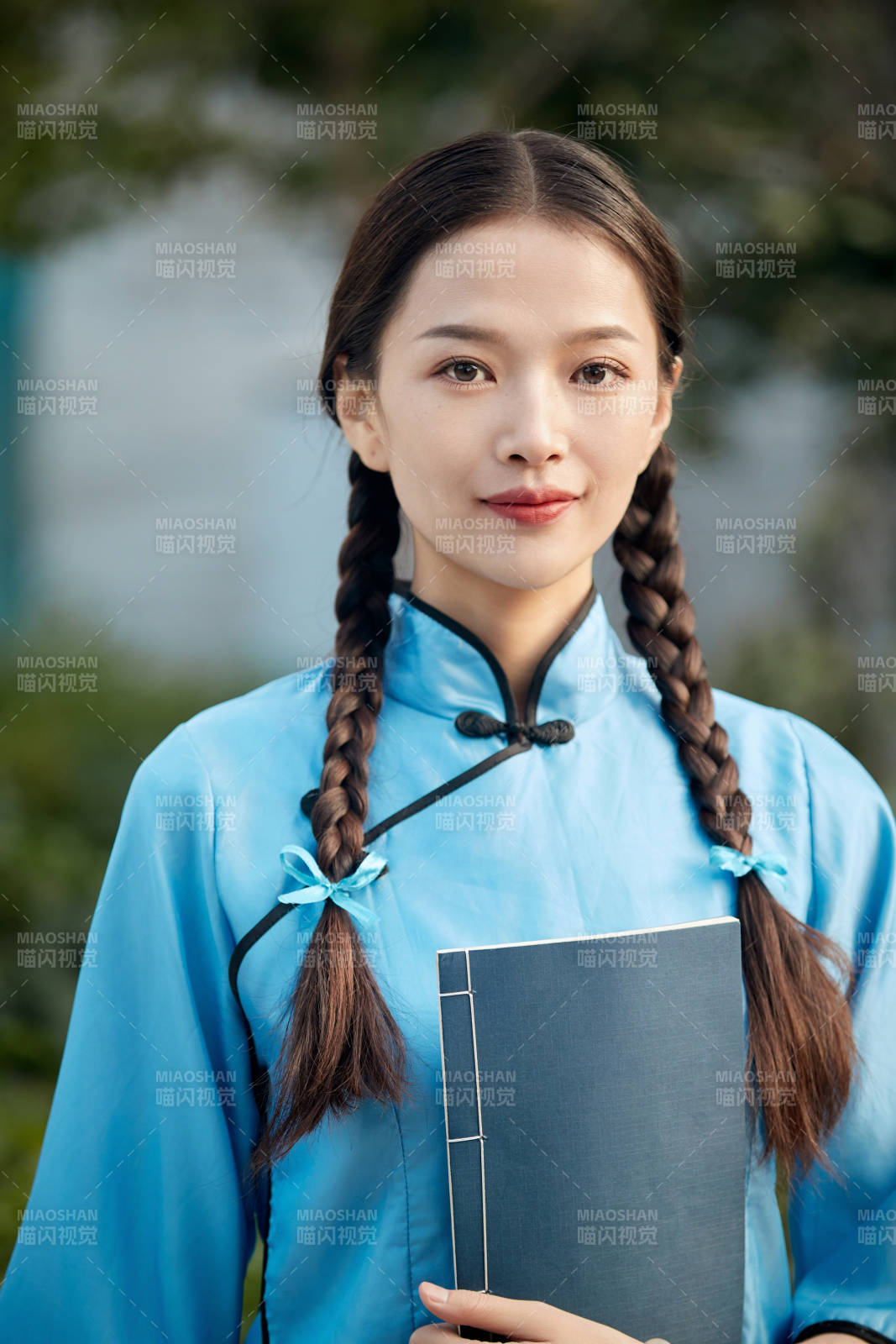 在古城身穿民國學生服飾的女大學生