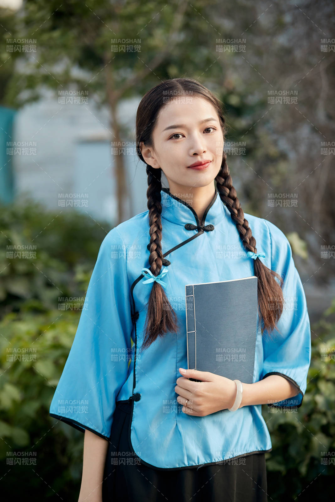 在古城身穿民國學生服飾的女大學生
