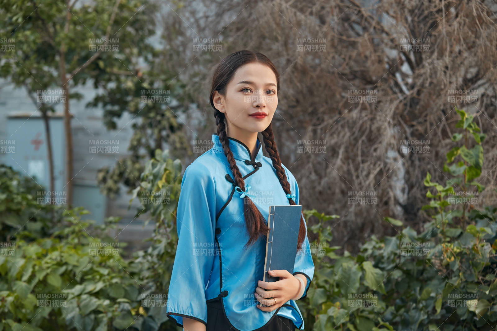 在古城身穿民國學生服飾的女大學生