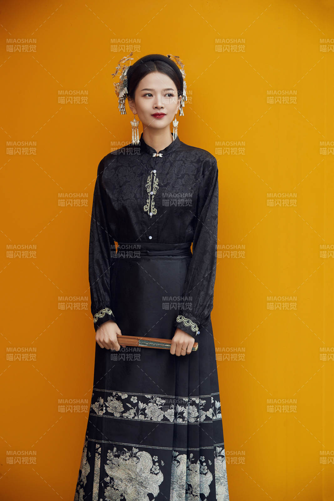 穿着中国汉族服饰马面裙的东方女性