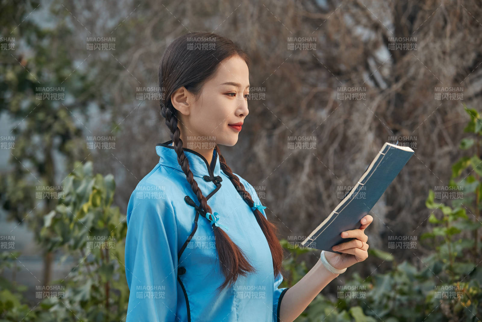 在古城身穿民国学生服饰的女大学生图片