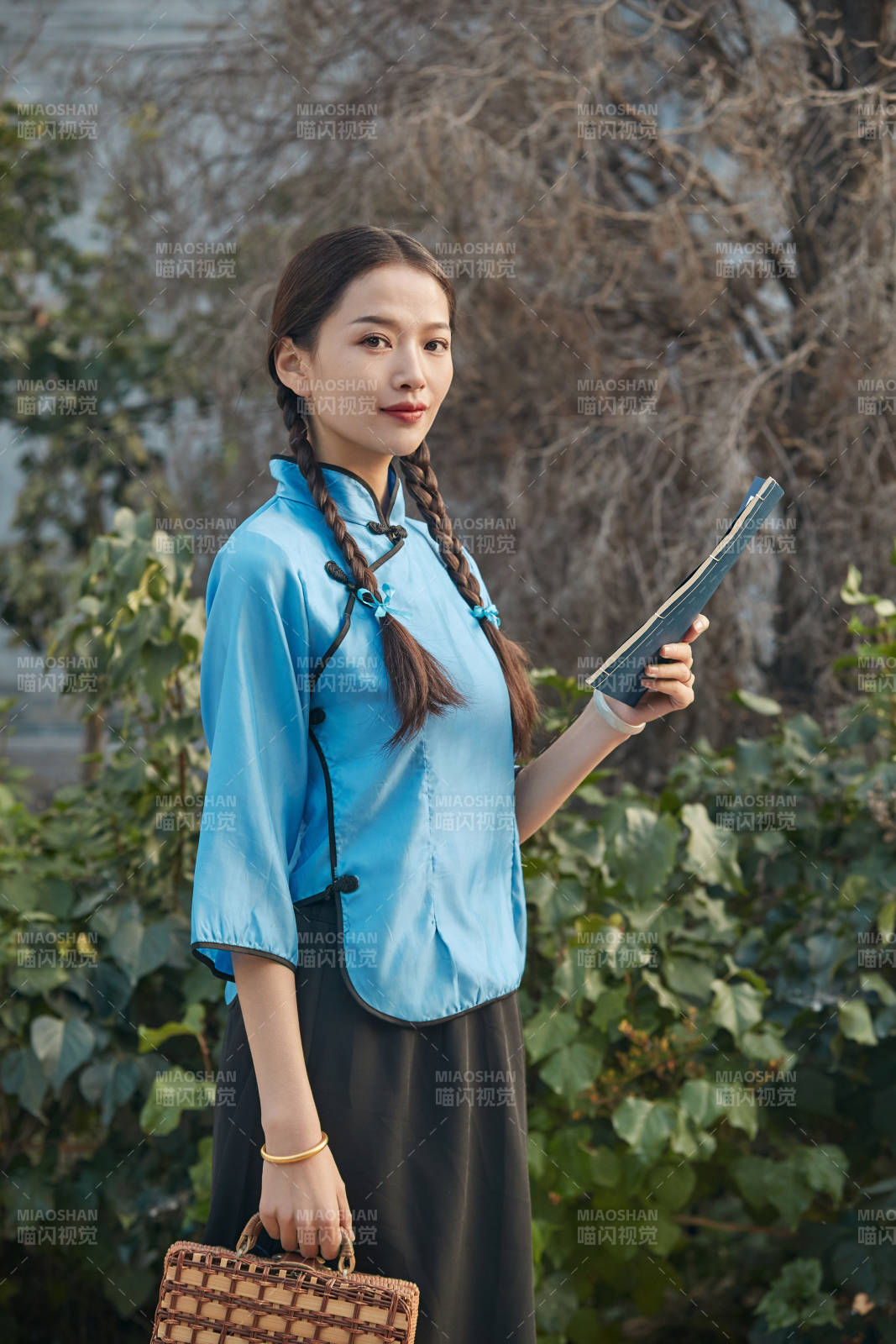 在古城身穿民國學生服飾的女大學生