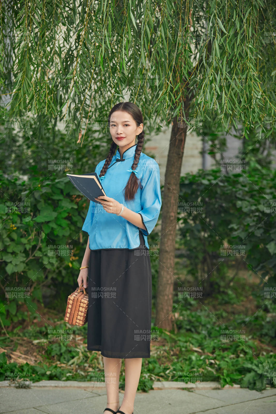 在古城身穿民国学生服饰的女大学生-摄影图