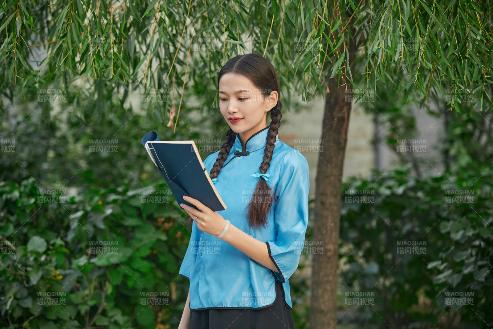 在古城身穿民國學生服飾的女大學生