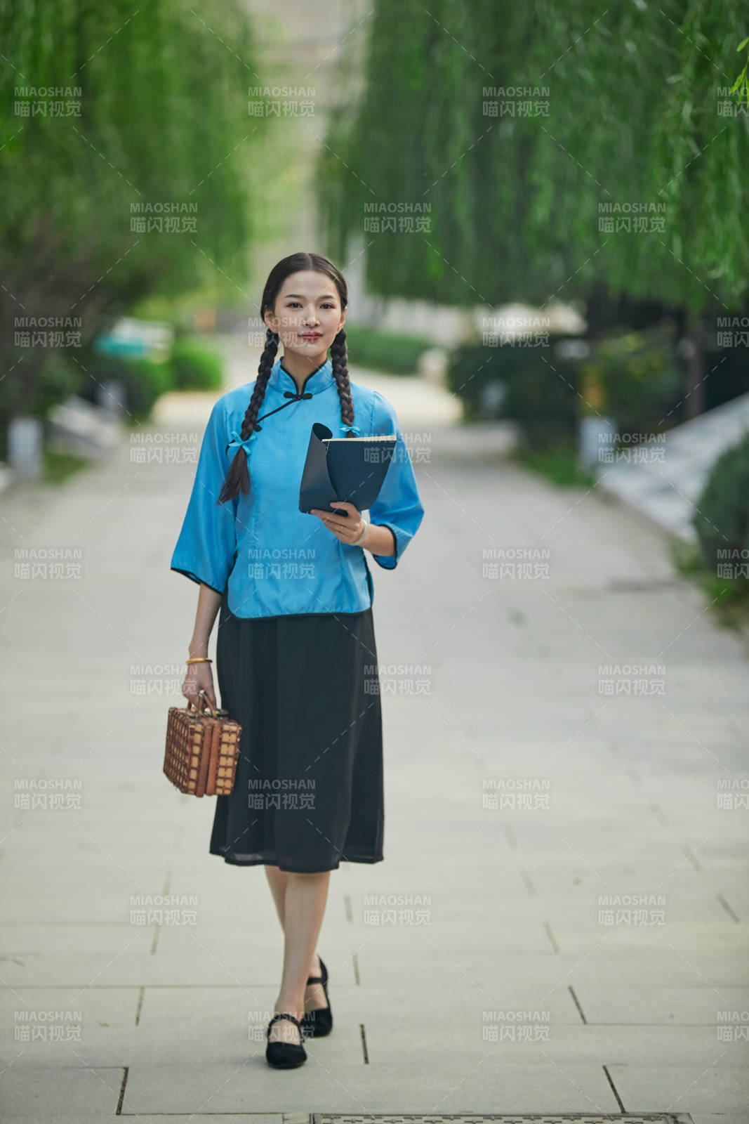 在古城身穿民國學(xué)生服飾的女大學(xué)生