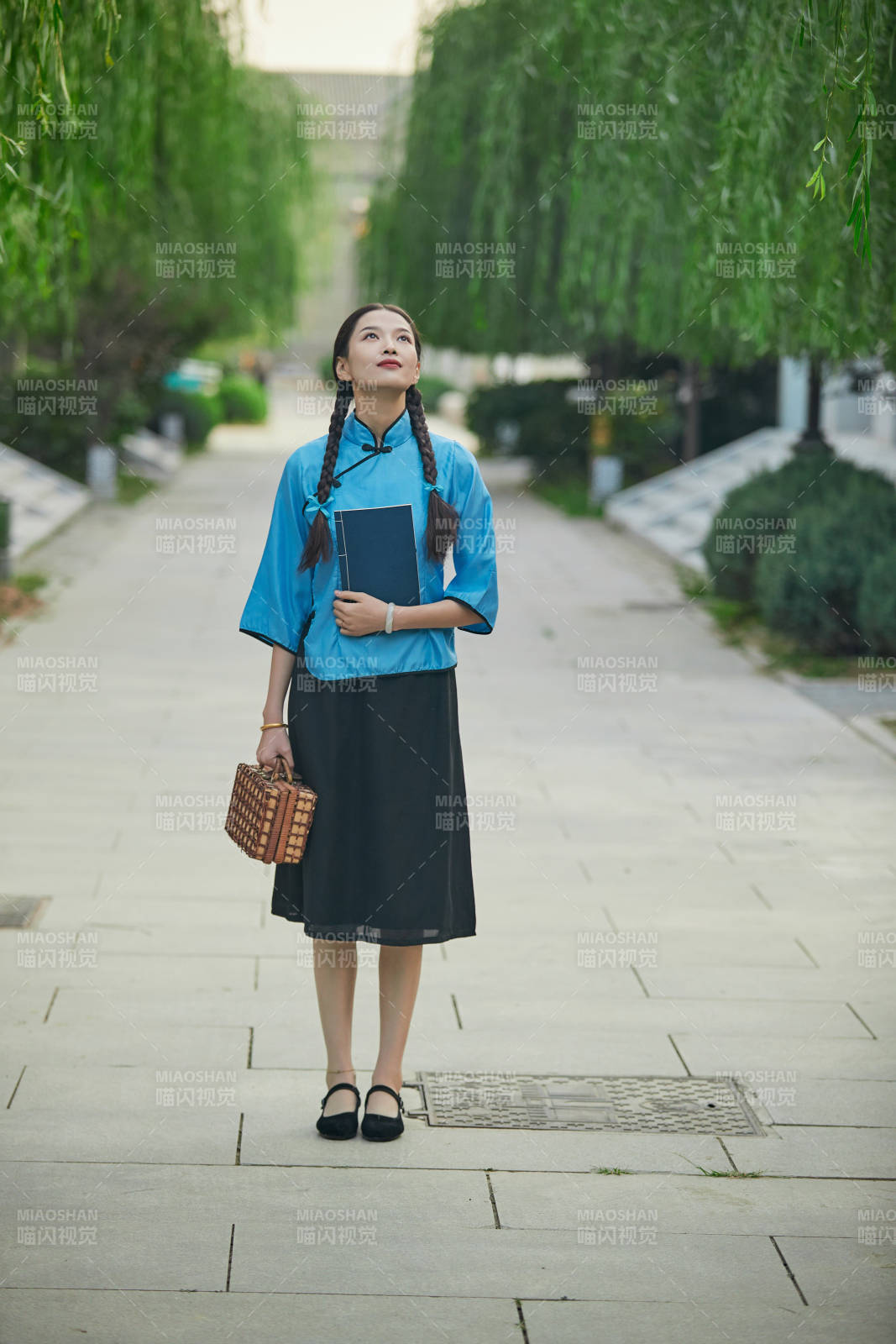 在古城身穿民國學生服飾的女大學生