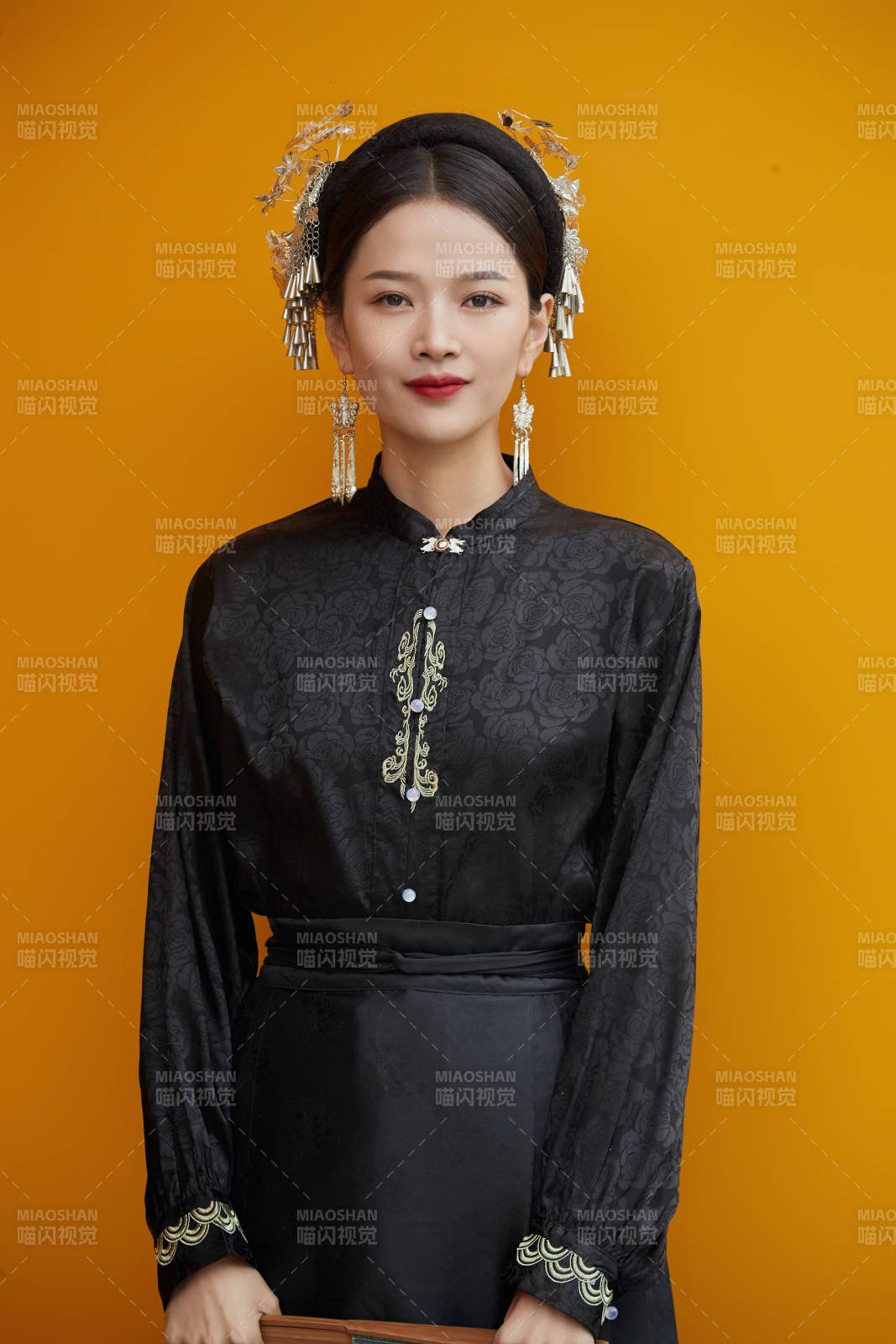 穿著中國(guó)漢族服飾馬面裙的東方女性