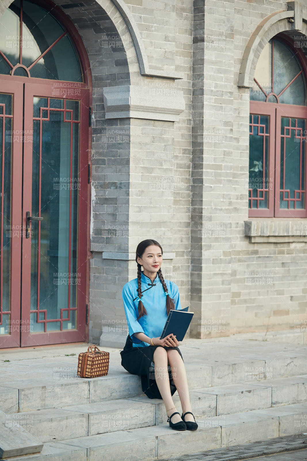 在古城身穿民國學生服飾的女大學生
