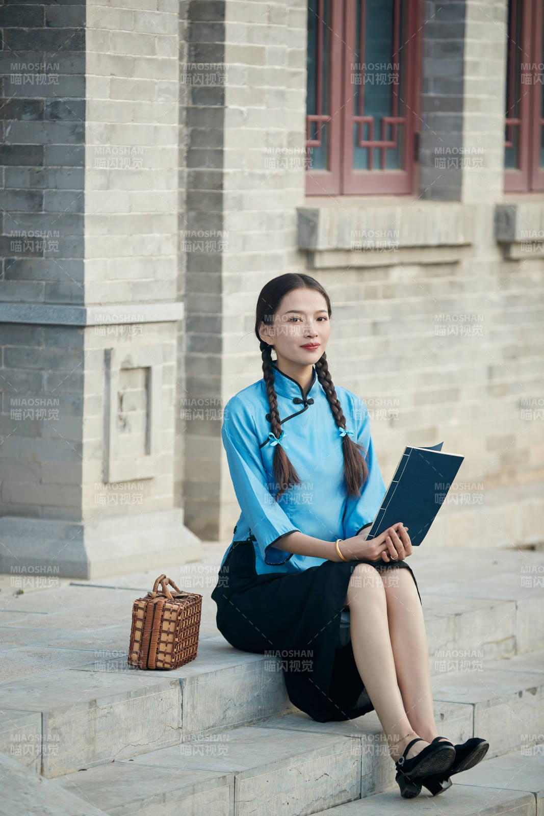 在古城身穿民國學生服飾的女大學生