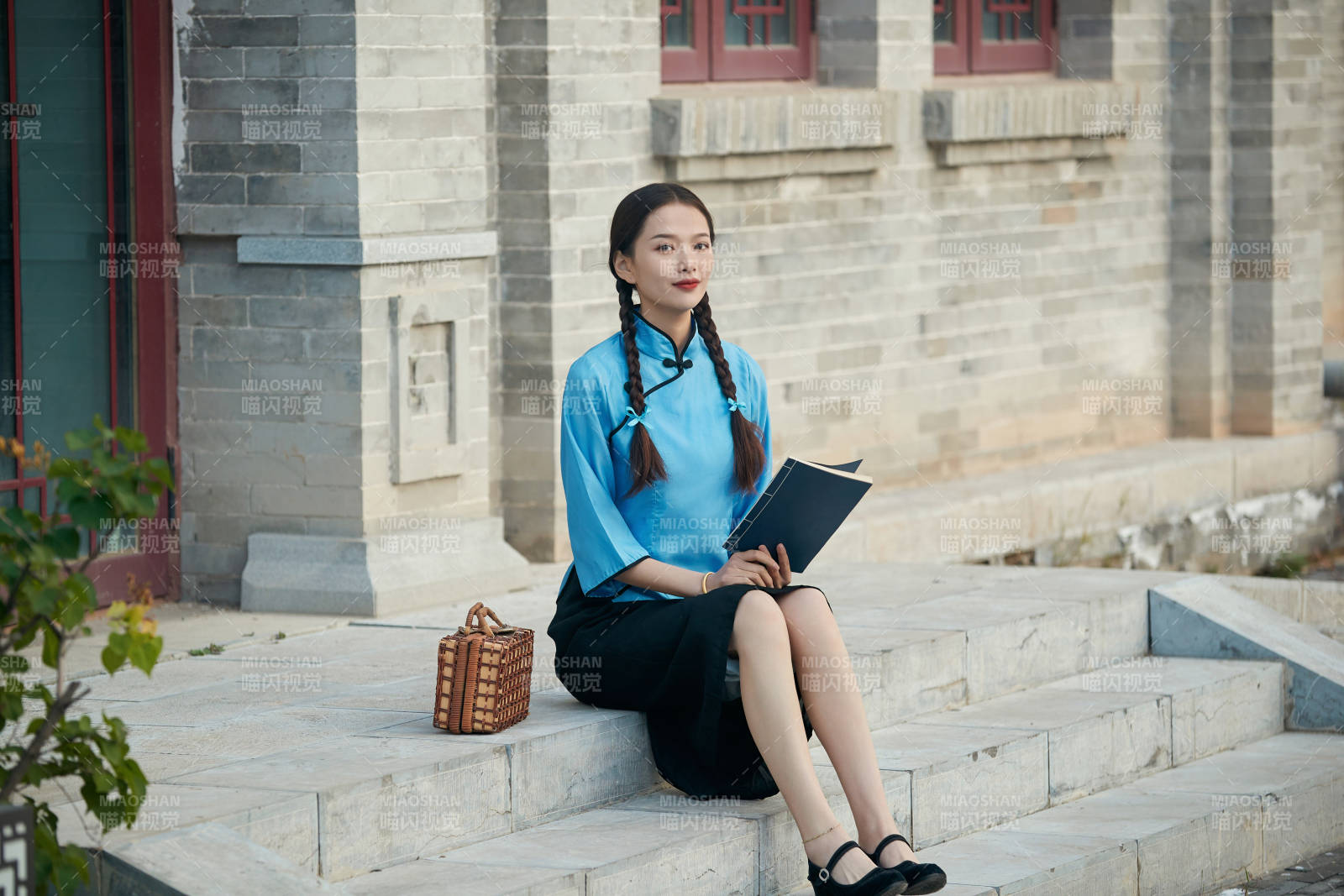 在古城身穿民國學生服飾的女大學生