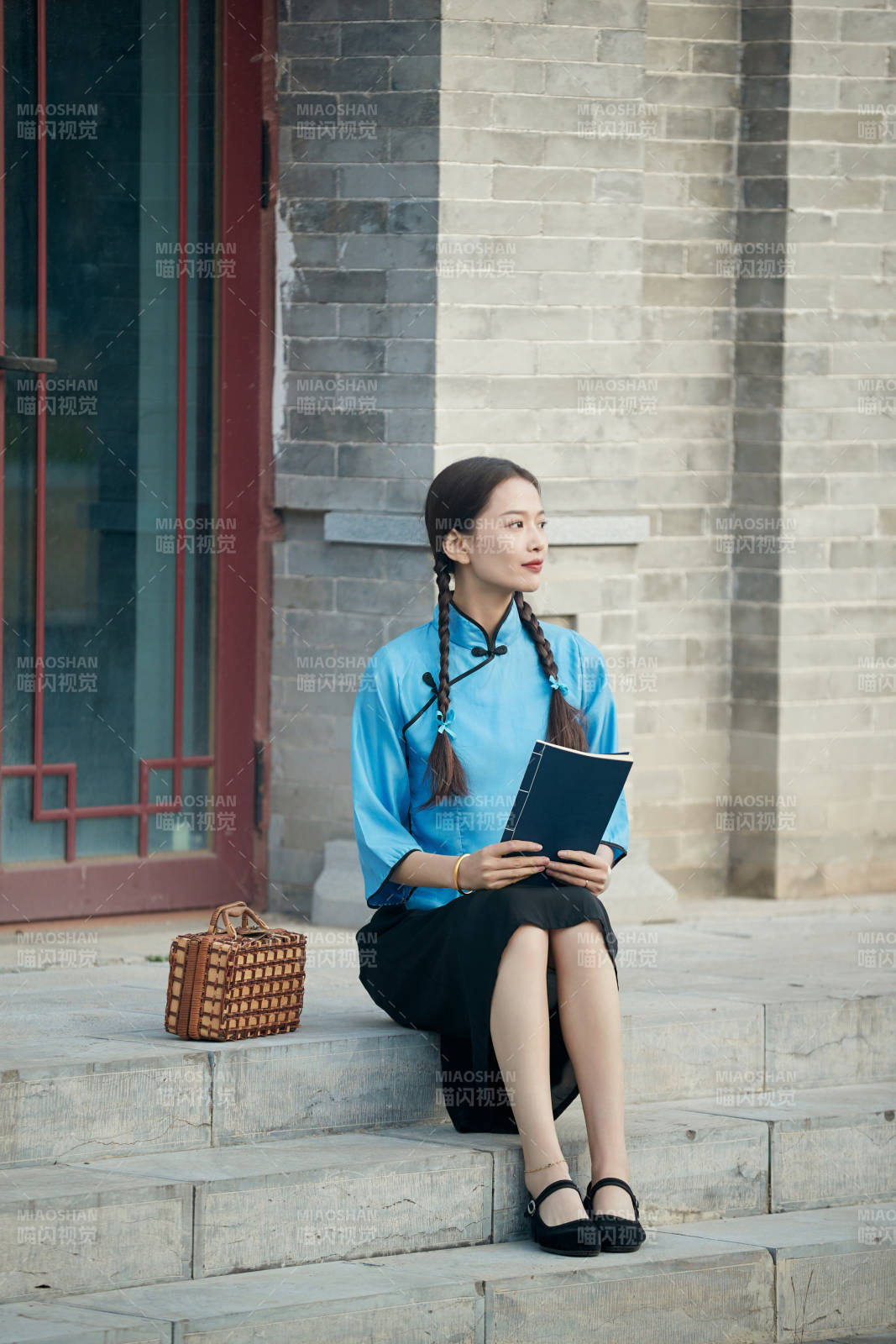 在古城身穿民國學生服飾的女大學生