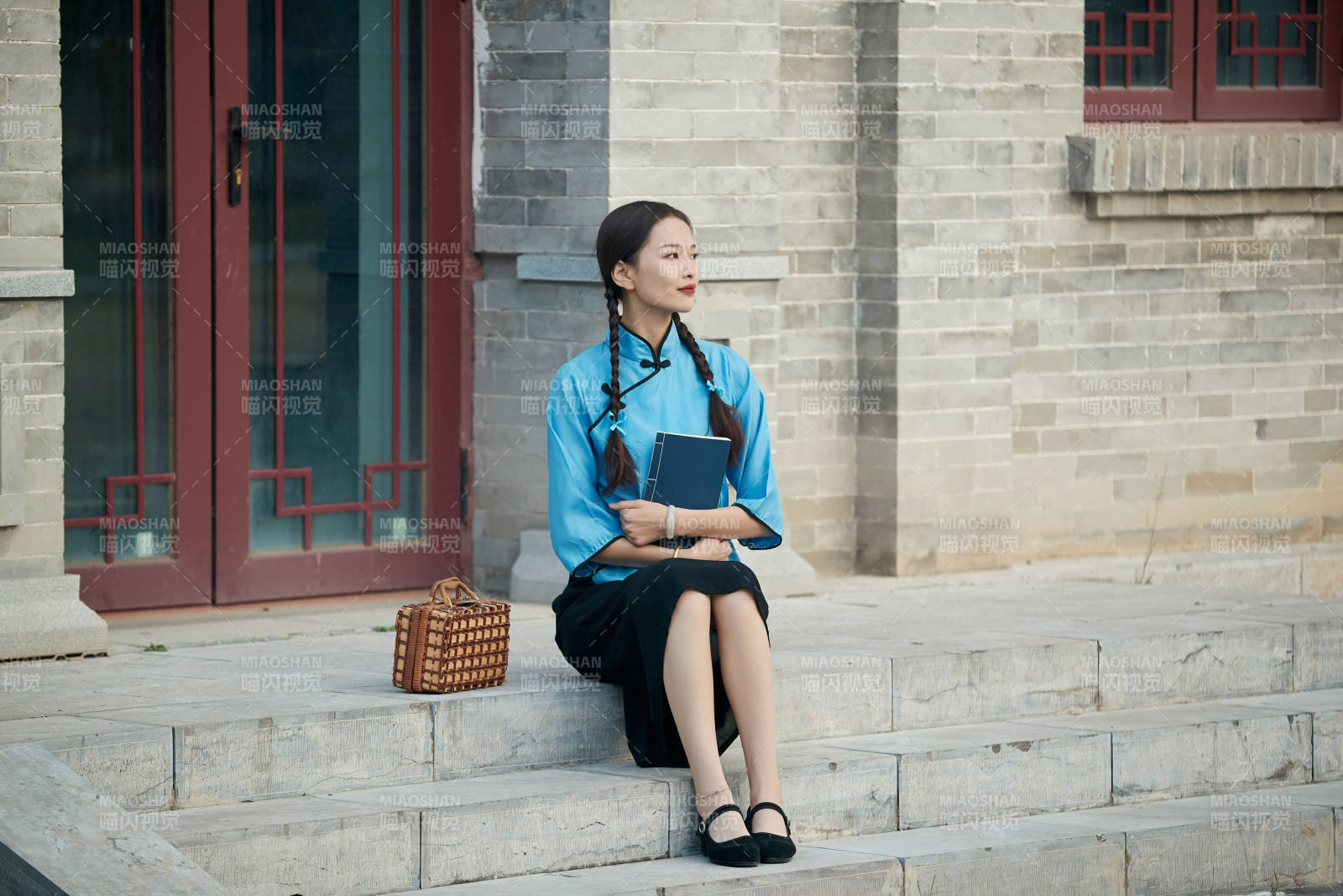 在古城身穿民國(guó)學(xué)生服飾的女大學(xué)生