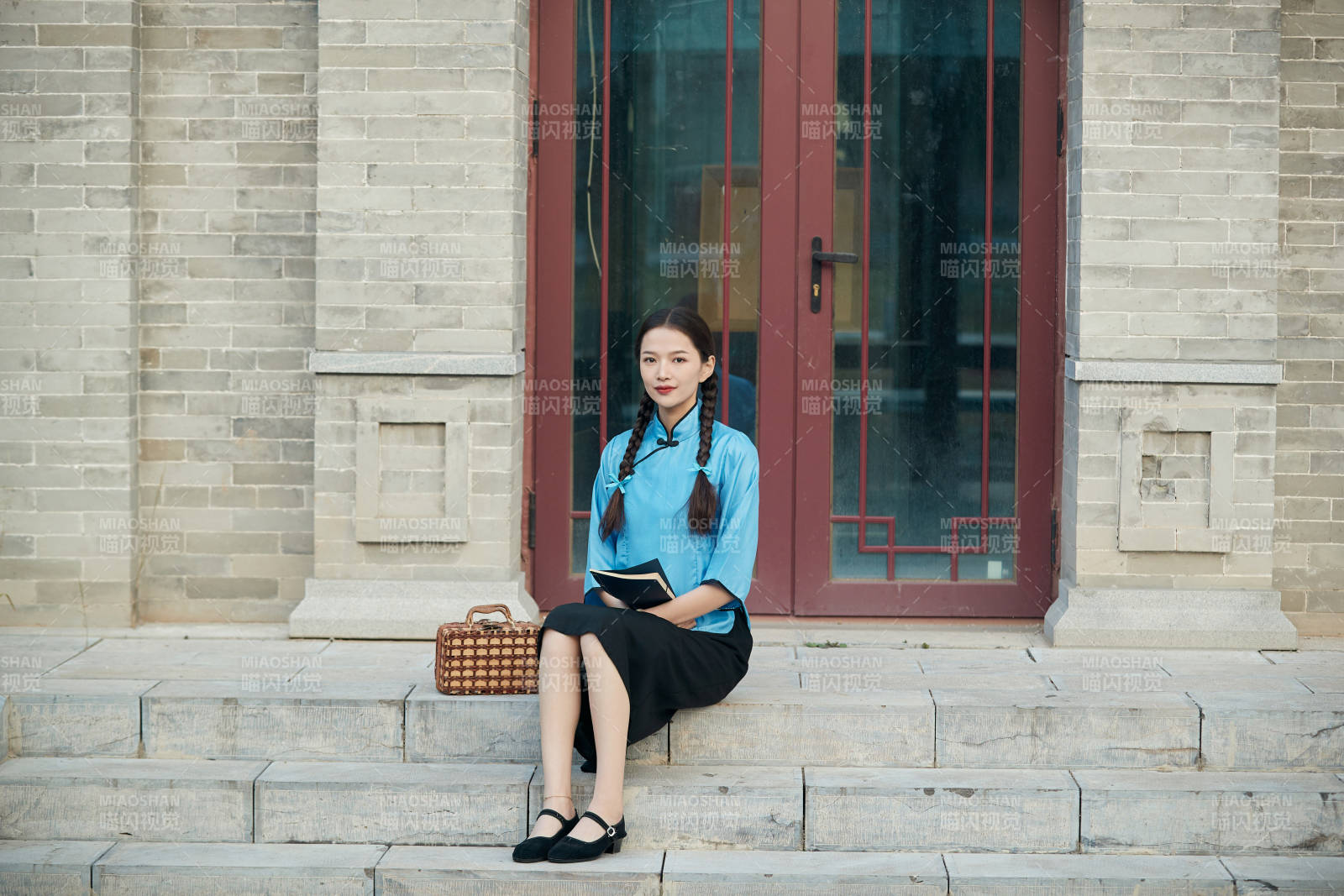 在古城身穿民国学生服饰的女大学生