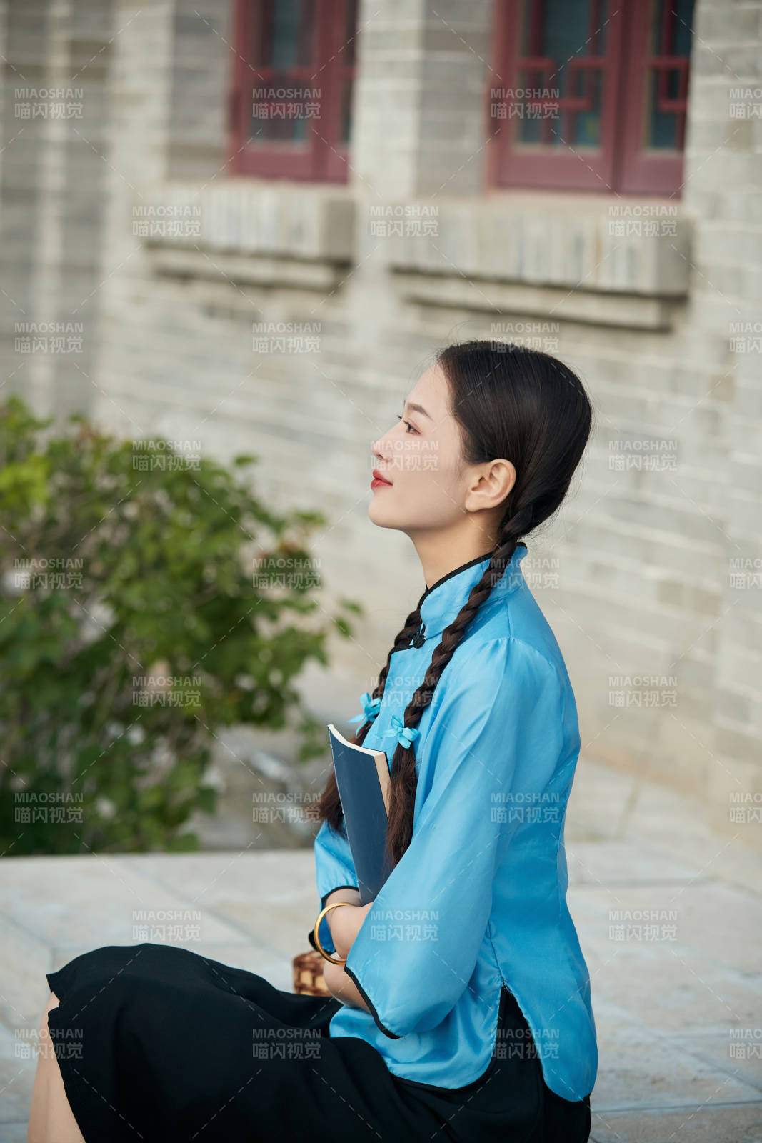 在古城身穿民国学生服饰的女大学生