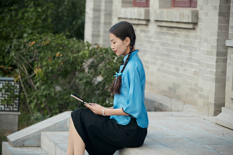 在古城身穿民国学生服饰的女大学生