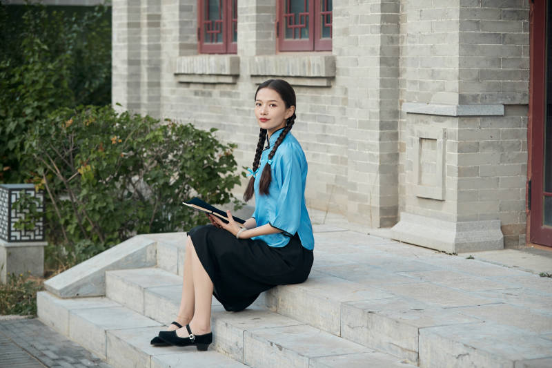 在古城身穿民国学生服饰的女大学生